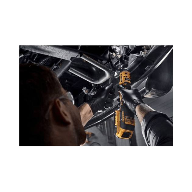 chave catraca brushless sem bateria 1,2 20v dcf512b b3 dewalt uso