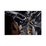 chave catraca brushless sem bateria 1,2 20v dcf512b b3 dewalt uso