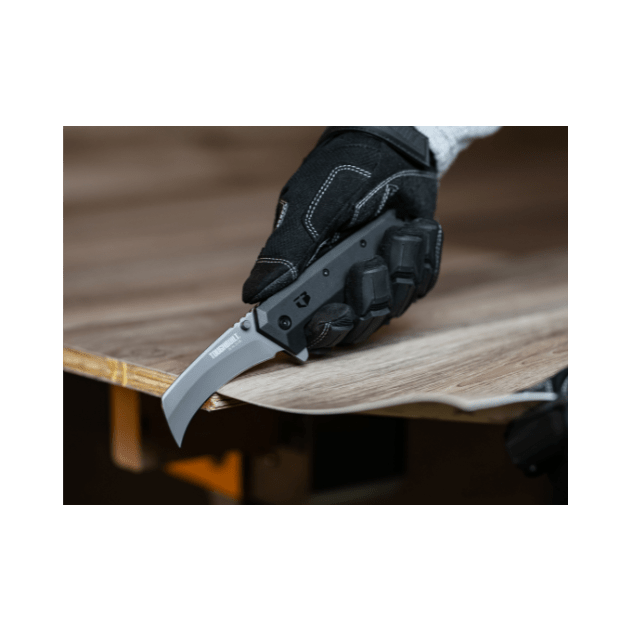 faca curva dobravel com bainha Tbh430hb Toughbuilt em uso