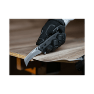 faca curva dobravel com bainha Tbh430hb Toughbuilt em uso