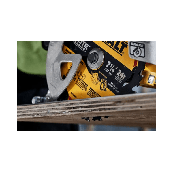 lamina para serra circular madeira 7 24 dentes dwaw714214 dewalt em uso
