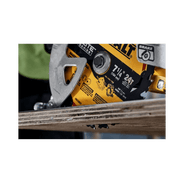 lamina para serra circular madeira 7 24 dentes dwaw714214 dewalt em uso