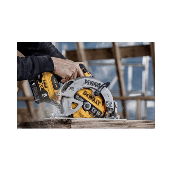 lamina para serra circular madeira 7 24 dentes dwaw714214 dewalt cortando madeira