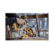 lamina para serra circular madeira 7 24 dentes dwaw714214 dewalt cortando madeira
